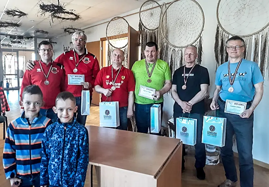 Novusisti turpina dubultspēļu turnīrus