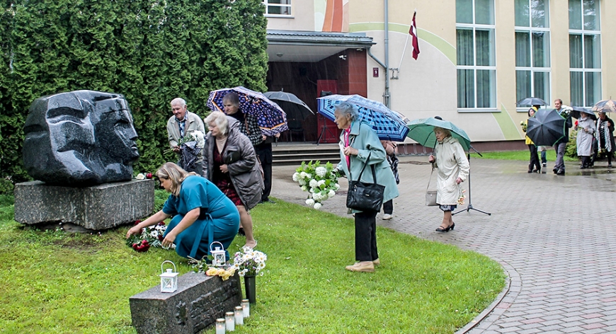 Limbažos pieminēja 1941. gada deportāciju