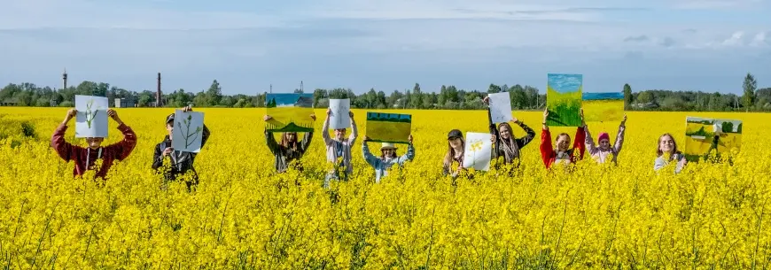 Limbažu MMS audzēkņiem plenērs rapšu laukā Svētciemā