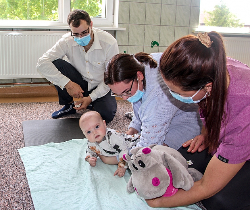 Limbažu slimnīcā jaunie vecāki apgūst hendlingu