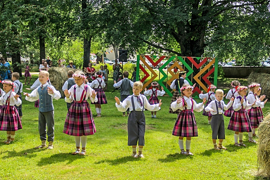 Limbažos aizvadīts festivāls «Latvju bērni danci veda»