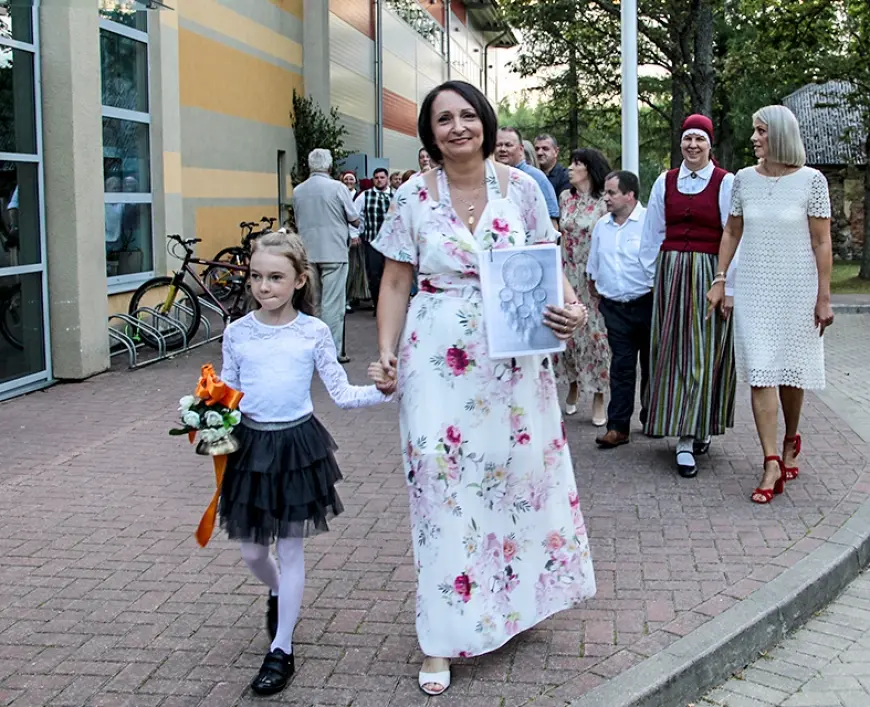 Alojas Ausekļa vidusskolas saime svētkos sapņo un  kavējas atmiņās