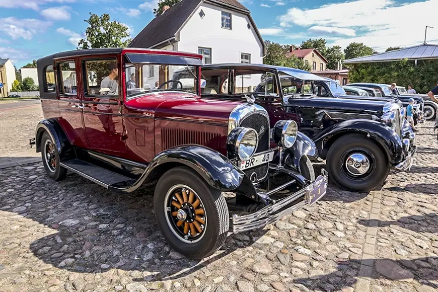 Limbažus apmeklēja retro automobiļi