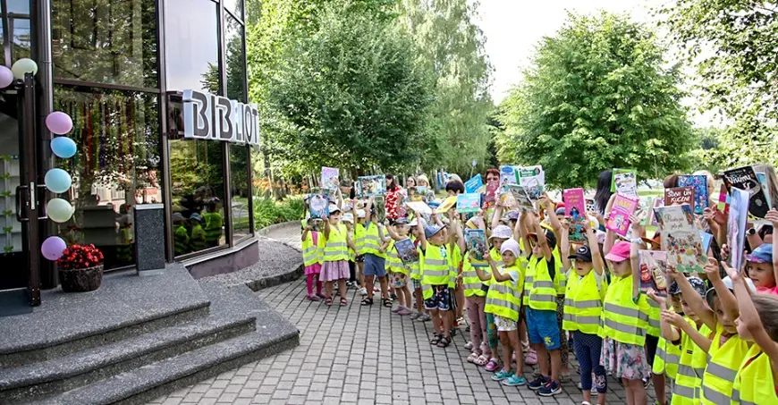 Mazie lasītāji palīdz pārvietot Bērnu literatūras centra grāmatas uz jauno mājvietu