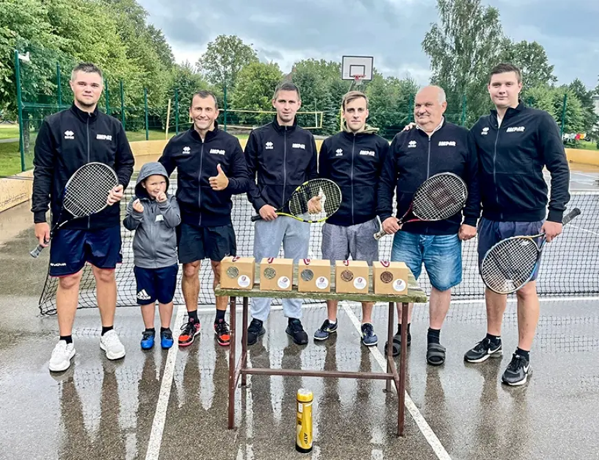 Pociemā spraigas tenisa sacensības