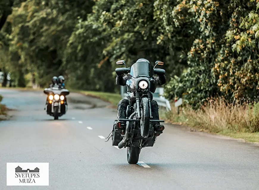 Motobraucēji satiekas Svētciemā