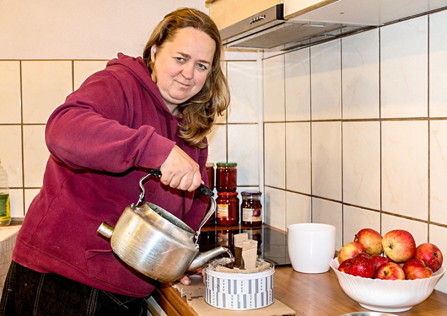 Limbažniece lej sveces sūtīšanai uz Ukrainu