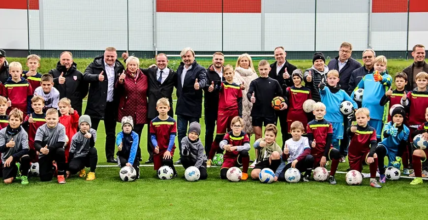 Limbažu stadionā atklāj mākslīgā seguma minifutbola laukumu