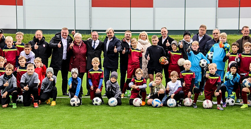Limbažu stadionā atklāj mākslīgā seguma minifutbola laukumu
