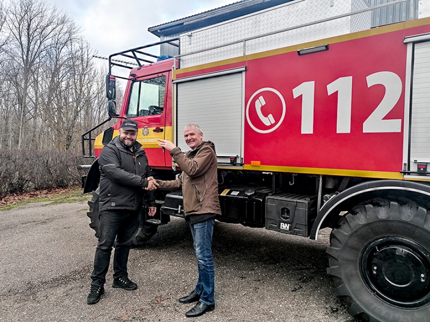 Ziemeļvidzemes virsmežniecībai jauna ugunsdzēsības automašīna