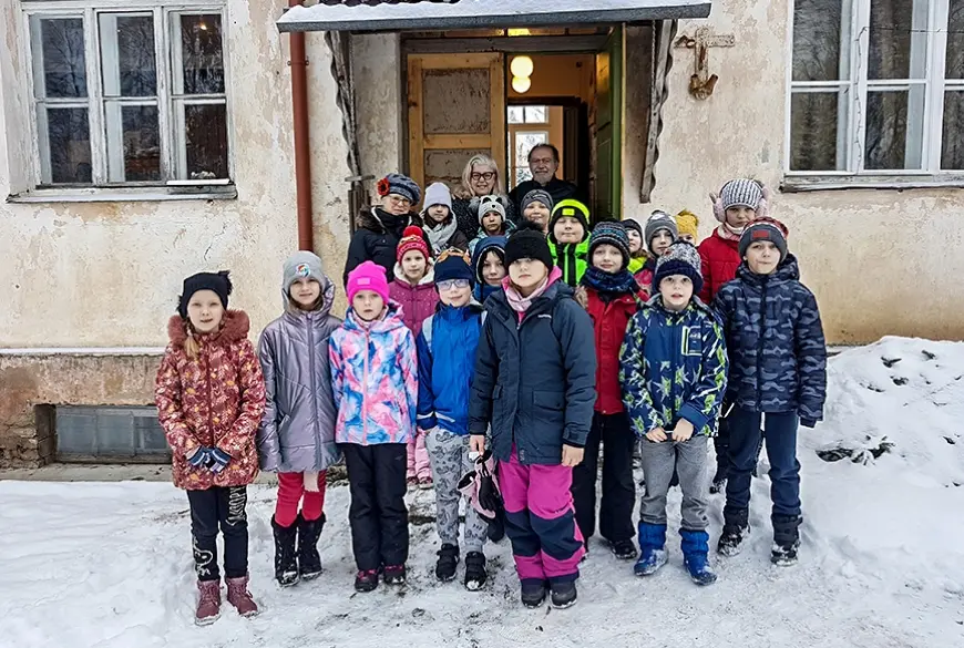 Staicelieši apmeklē bijušo Lādes skolu