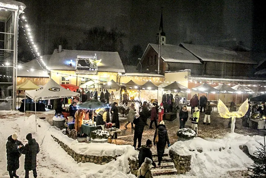 Ziemassvētku gaidās – tirdziņš Burtnieku kvartālā