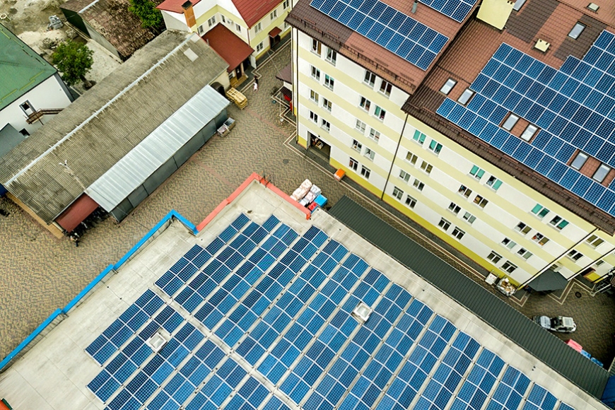 Saules paneļi ne tikai privātmājā: seši soļi to ieviešanai dzīvokļu īpašniekiem