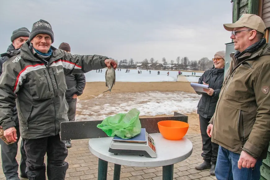 Lielezera kausa izcīņas dalībniekiem labi sokas zemledus copē