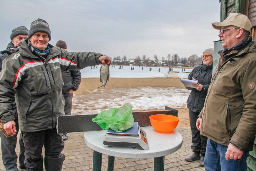 Lielezera kausa izcīņas dalībniekiem labi sokas zemledus copē