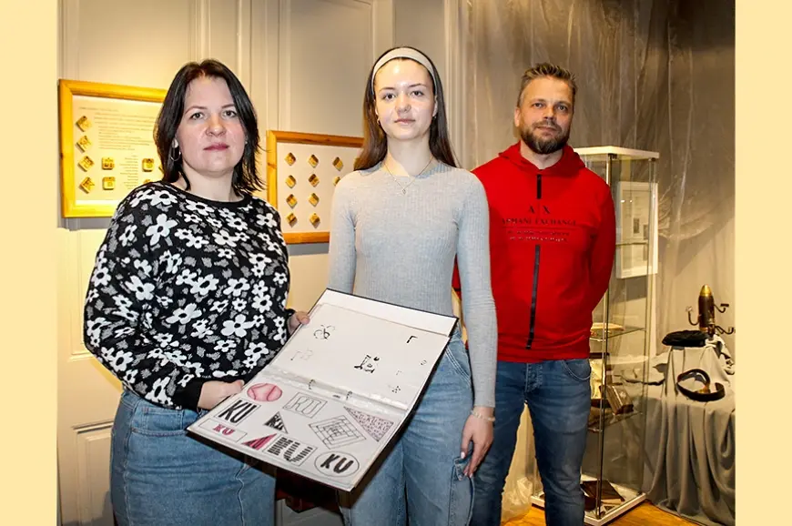 Limbažu muzeja izstādi «Iniciāļi un monogrammas» papildina skolēnu darbi