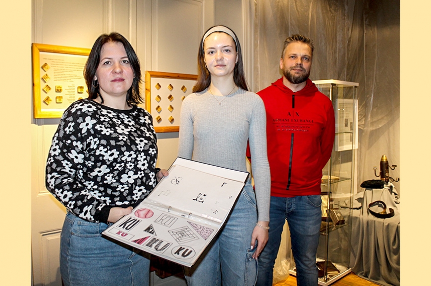 Limbažu muzeja izstādi «Iniciāļi un monogrammas» papildina skolēnu darbi