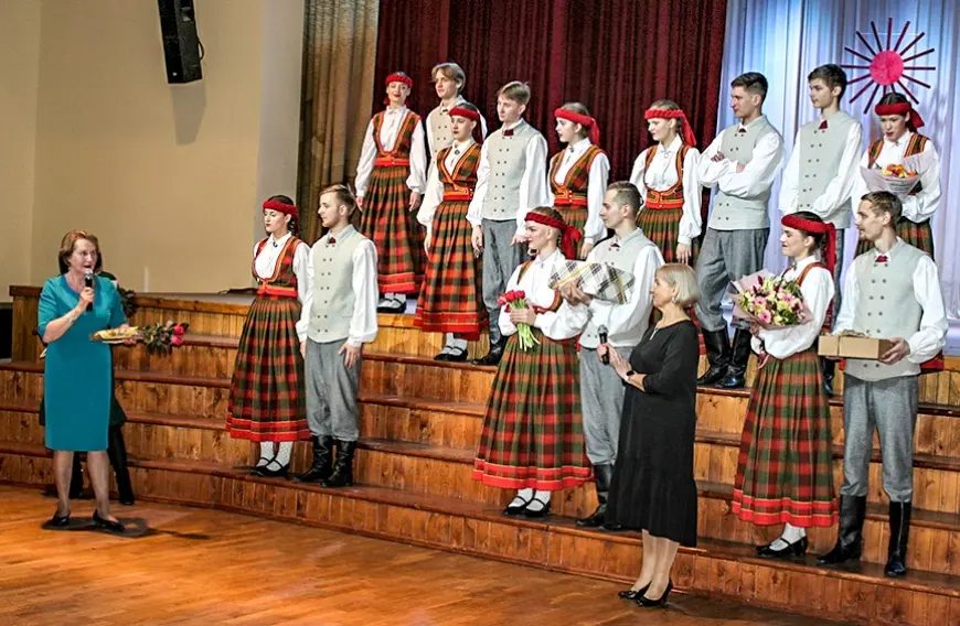 Lustīgi nosvinēti jauniešu deju kolektīva “Randa” 20 gadi
