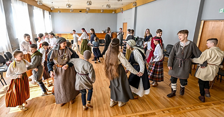 Lēdurgā savas prasmes parādīja bērnu folkloras kopas