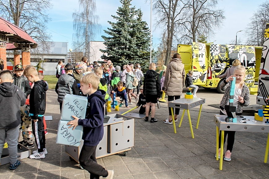 Limbažu skolēni iepazīst «Mākslu uz riteņiem»