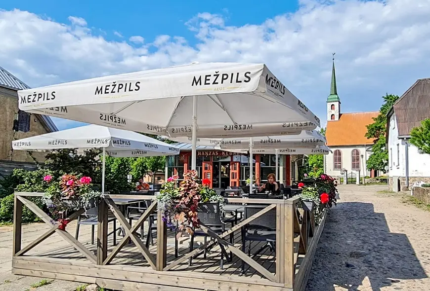 «Hanzas kebaba» terasē var baudīt ēdienu, atmosfēru un vecpilsētu