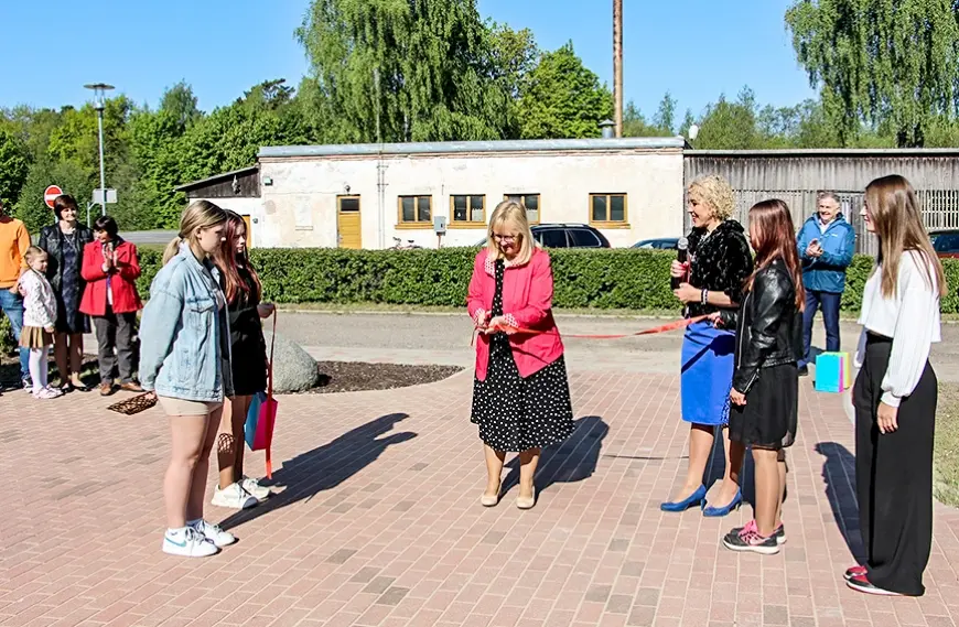 Krišjāņa Valdemāra Ainažu pamatskolā atklāj pārbūvēto iekšpagalmu