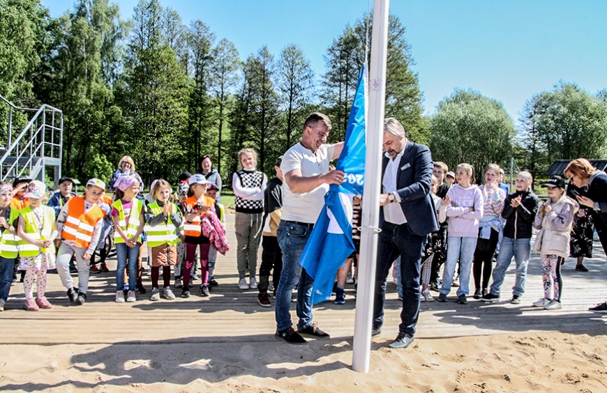 Lielezera pludmalē jau 9. gadu plīvo Zilais karogs