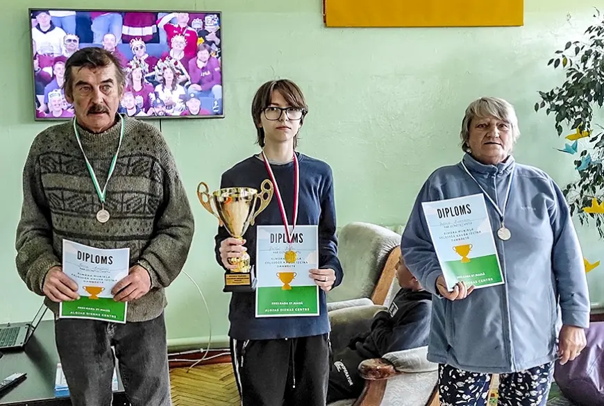 Alojā ar dambretes sacensībām piemin aktīvo senioru Elmāru Muķieli