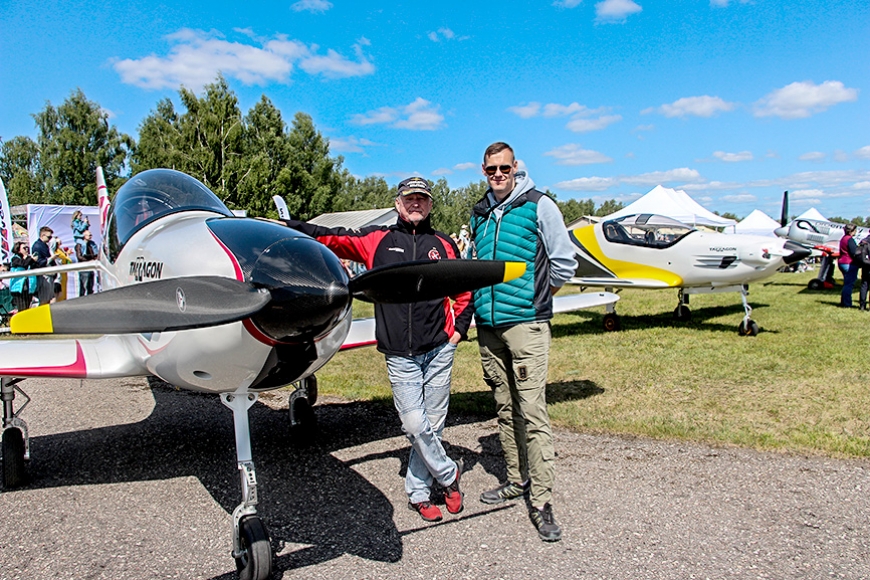Elpu aizraujoši triki un dūmu raksti iezīmē 4. aviošovu «Fly in Limbaži»