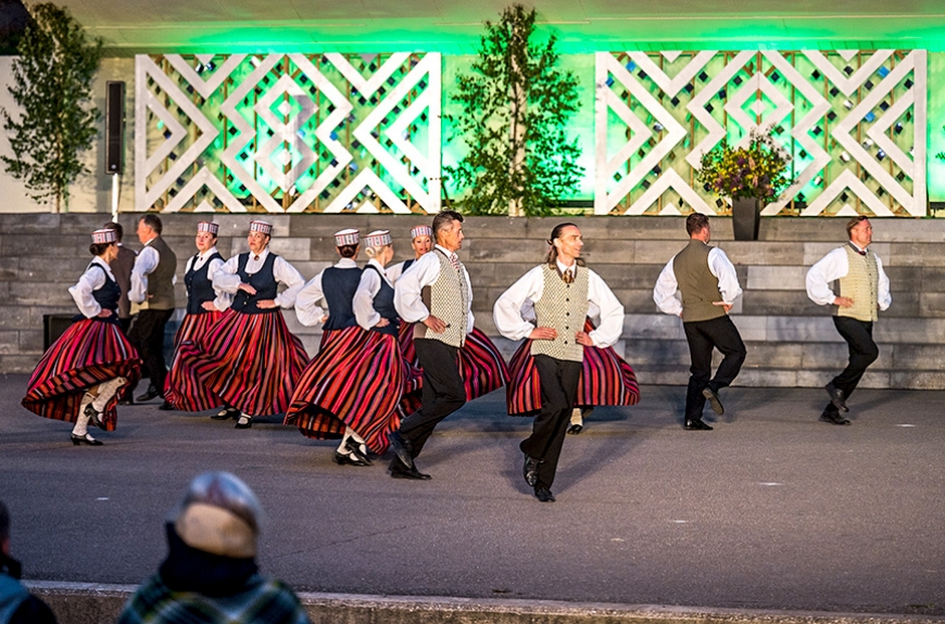 «Jampadracis» ar draugiem naktī izdejo Deju svētku repertuāru