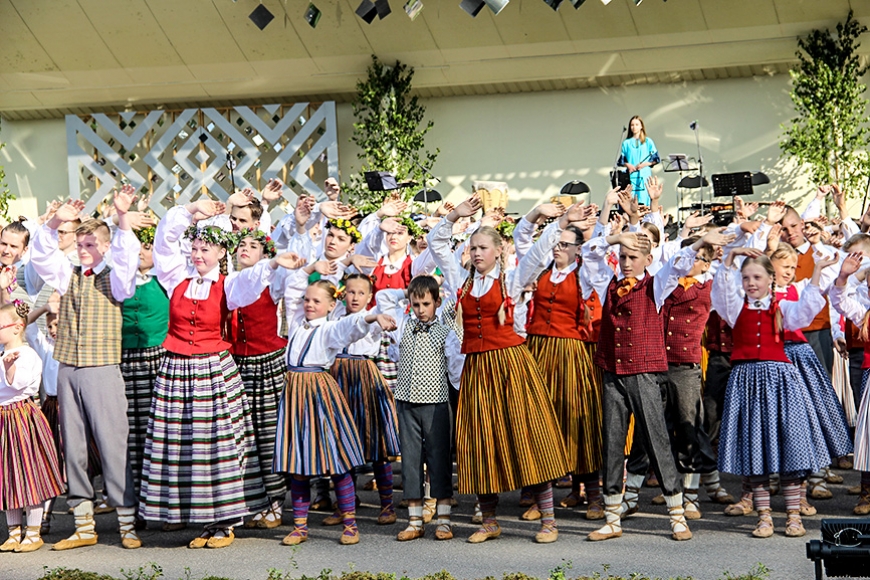 Novada skolēni dzied, dejo un muzicē “sidraba birzī”