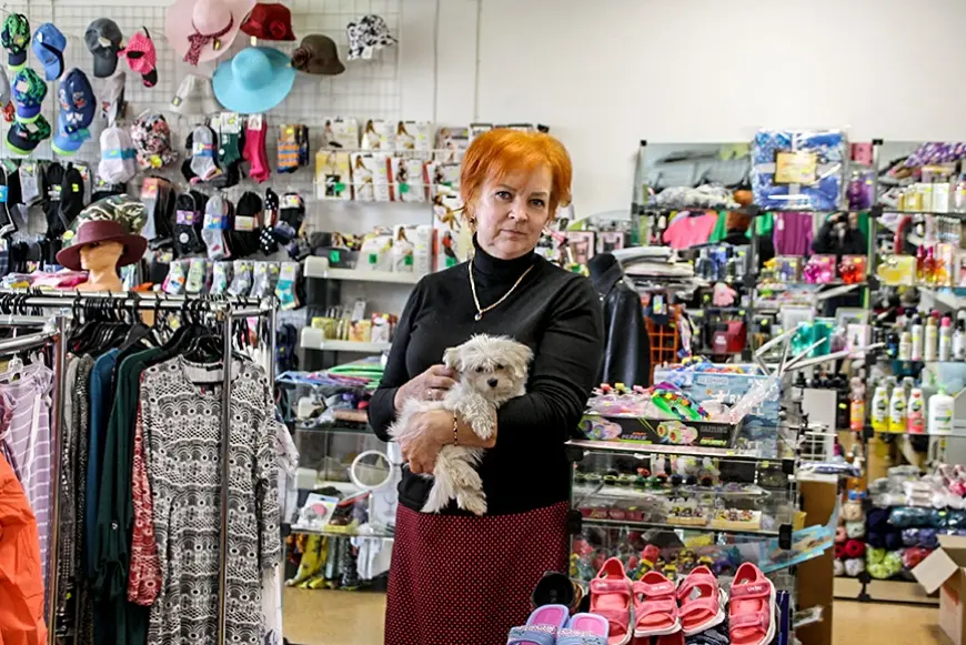 Staiceles «Cipreses» saimniece Ina priecājas par katru pircēju