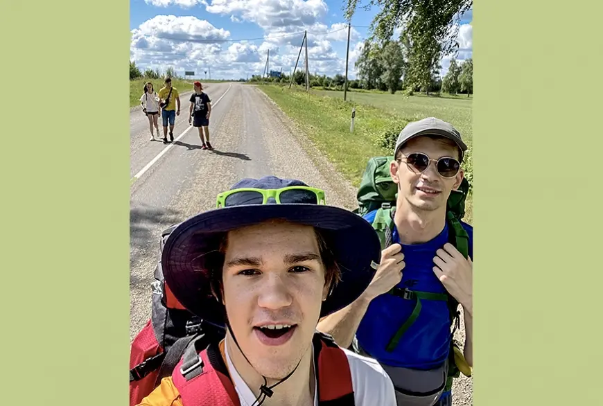 Jaunieši apņēmušies ar kājām 18 dienās šķērsot Latviju