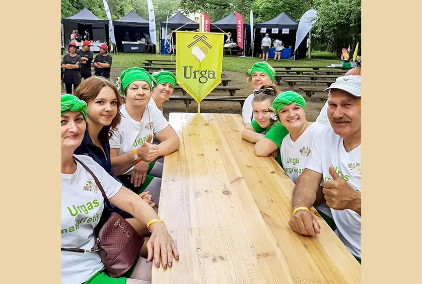 Aprūpes nama «Urga» darbinieki sportojot stiprina kolektīva garu