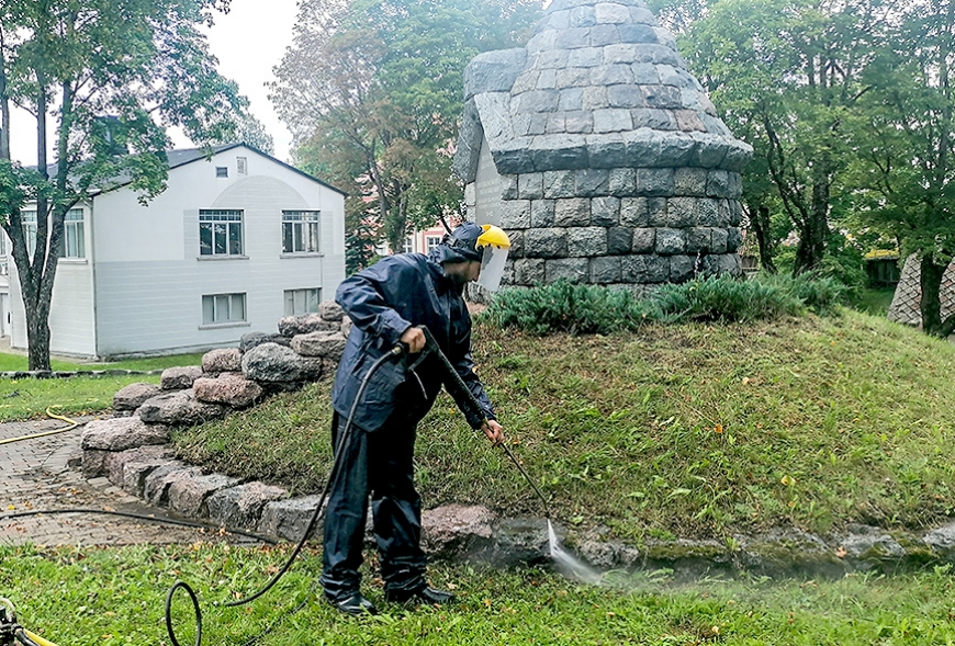 Atjauno pieminekli Limbažu luterāņu baznīcas dārzā