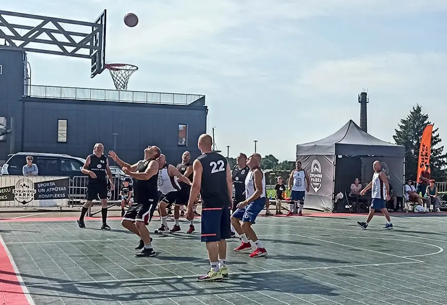 Basketbola veterāni Salacgrīvā cīnās par «Čemodānu kausu»