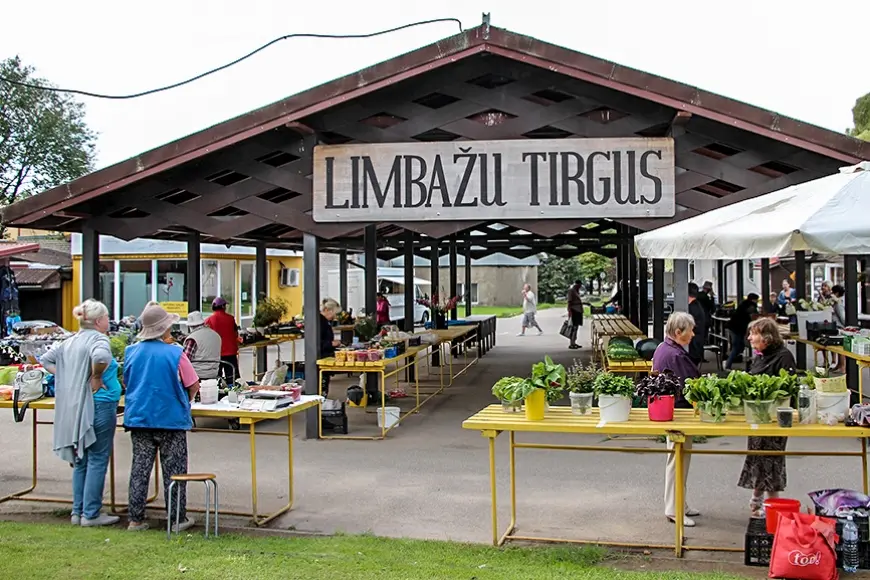 Limbažu tirgū arī vietējie arbūzi un pirmās brūklenes
