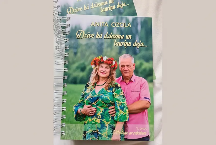 Mūziķe Anita Ozola domubiedriem sarūpējusi pārsteigumu – grāmatu