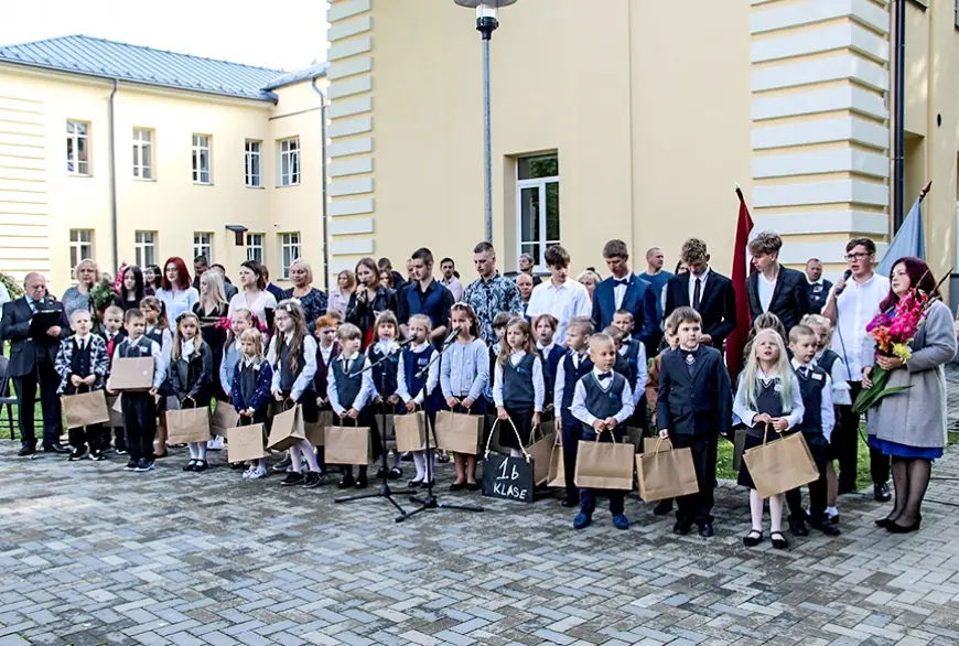 Alojā vienmēr īpaši skan “skolā ieti man gribas…”