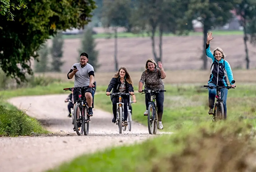 Dzejas dienu velobraucienā radošs un fizisks baudījums
