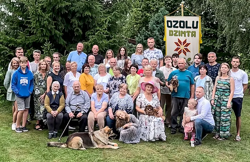 Limbažu pagastā pēc ilga pārtraukuma kopā sanāk Ozolu dzimta