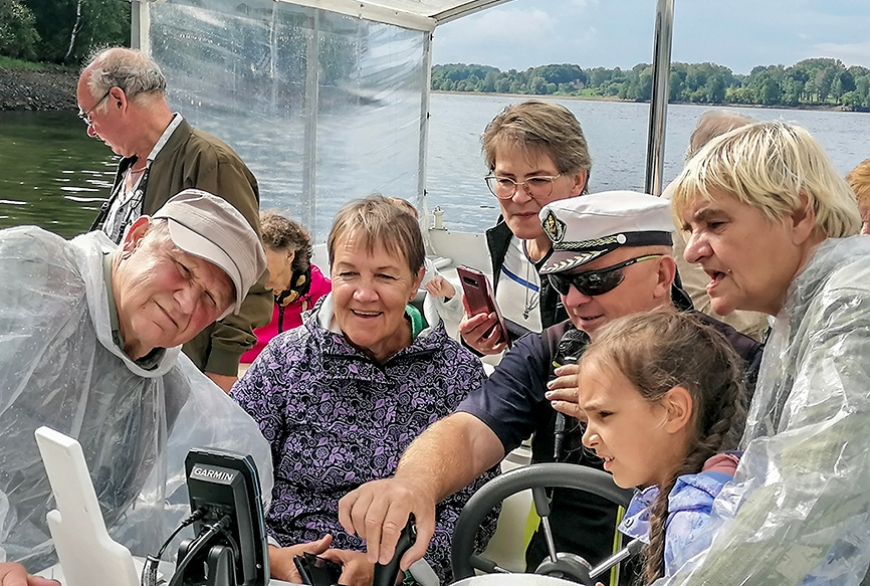 Limbažu pagasta seniori pēc ilgāka pārtraukuma apmeklē Likteņdārzu