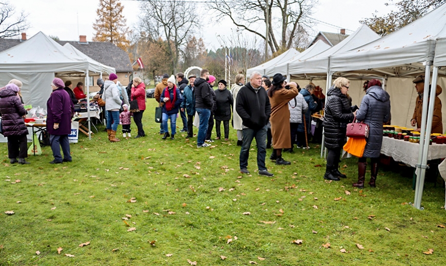 Staicelē aizvadīts tradicionālais Mārtiņdienas bazārs