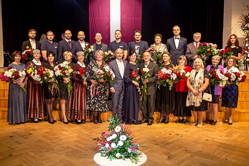 Valsts svētkos sumināja Latviju un novadniekus