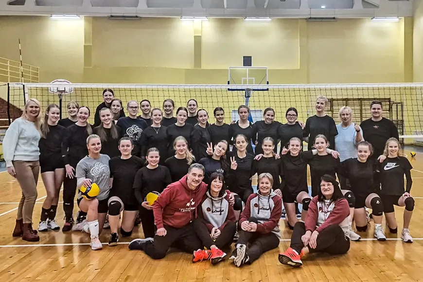 Sporta skolas volejbolistēm nodarbību vada Latvijas sieviešu izlases galvenais treneris