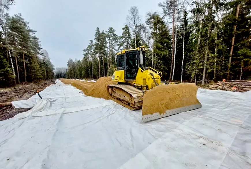 Ekspluatācijā pieņemts inovatīvi būvēts meža autoceļš mūspusē