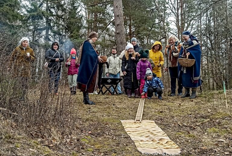 Jūras krastā Lembužos nosvinēta Lielā diena