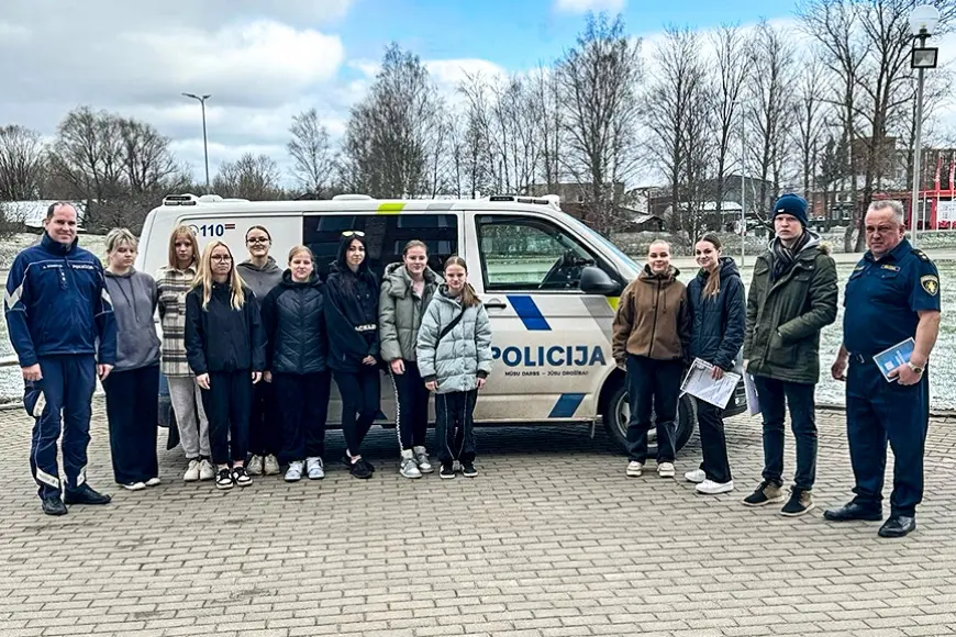Skolu jaunieši “ēno” Limbažu policistus