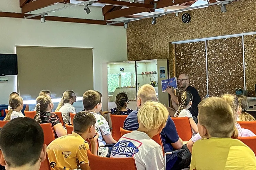 Limbažu Valsts ģimnāzijas trešklasnieki tikās ar rakstnieku Martu Pujātu
