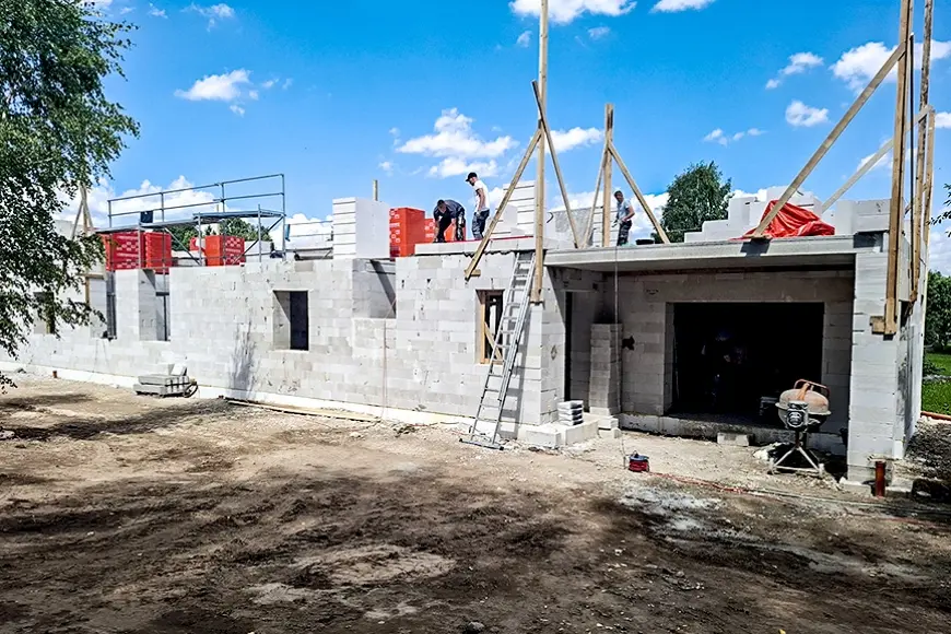 Limbažu baptists ceļ māju ar lūgšanu zāli